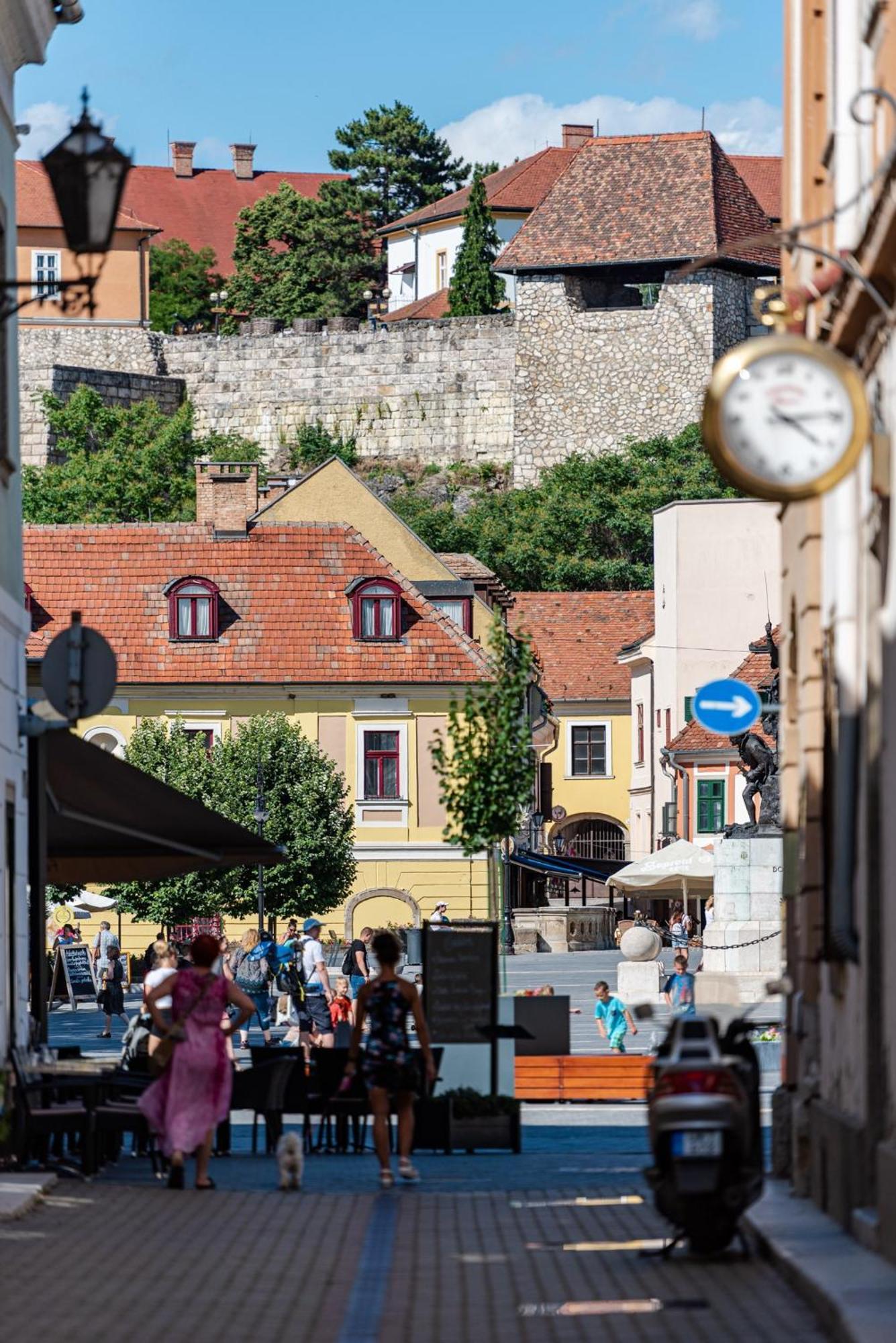 Eger Tower View Apartment Buitenkant foto