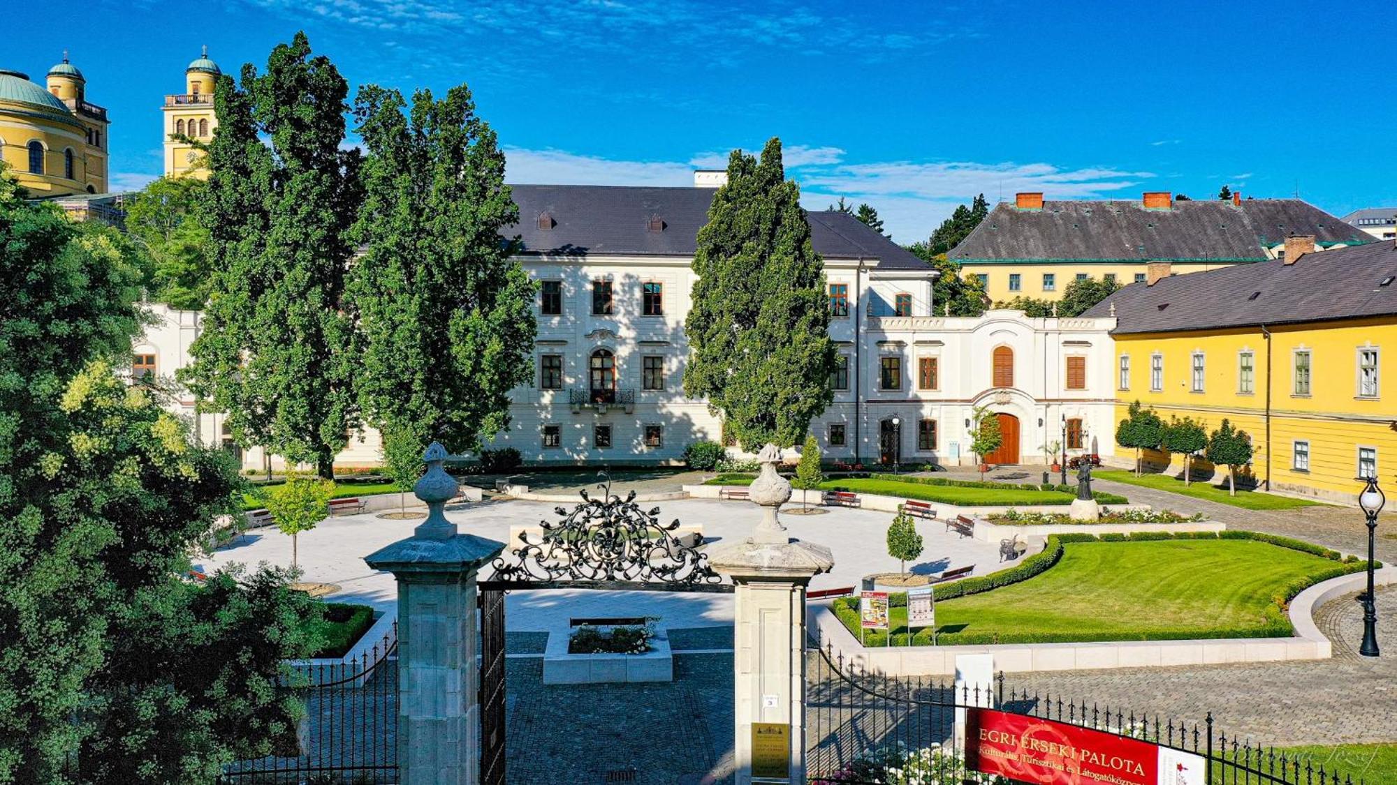 Eger Tower View Apartment Buitenkant foto